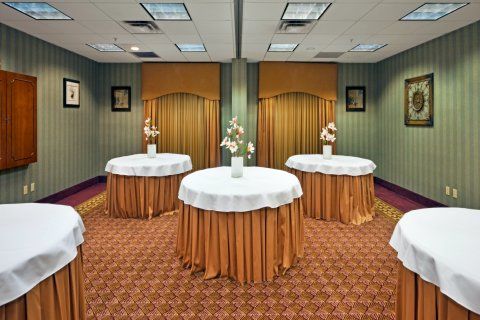 Hotel Holiday Express & North Central By Ihg